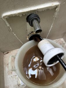 Tecnico idraulico a Erba durante disotturazione scarico