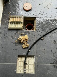 Pulizia tubature con attrezzatura professionale